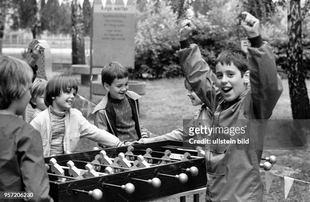 Im Ostberliner Pionierpark "Ernst Thälmann" nehmen Kinder im Rahmen der Ferienspiele an verschiedenen Wettbewerben teil, aufgenommen 1979 in der...