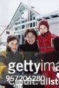 Die ehemalige Eisschnellläuferin Karin Enke mit ihrem Sohn Sascha und ihrer Tochter Sarah vor ihrem Haus in Liegau-Augustusburg. Alle drei Personen...