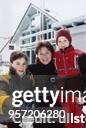 Die ehemalige Eisschnellläuferin Karin Enke mit ihrem Sohn Sascha und ihrer Tochter Sarah vor ihrem Haus in Liegau-Augustusburg. Alle drei Personen...