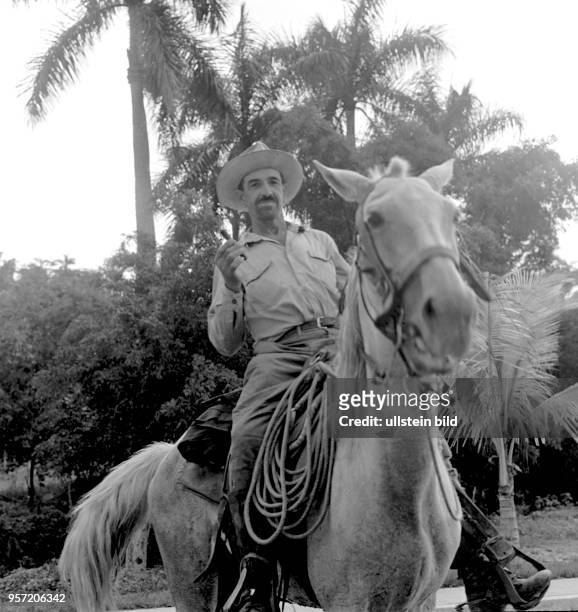 Ein kubanischer Tabakbauer auf seinem Pferd in der Provinz Pinar del Rio , aufgenommen 1962.