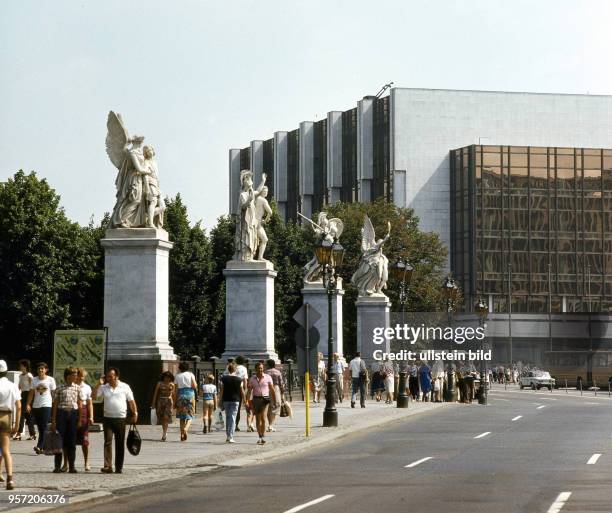 Einwohner und Touristen flanieren über die sich am Ende der Prachtstraße Unter den Linden befindliche Marx-Engels-Brücke mit den 1983 restaurierten...