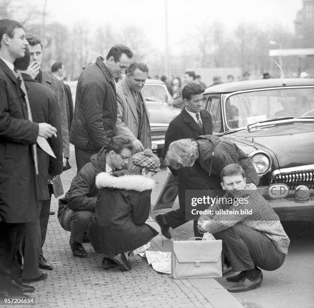 Besucher der Leipziger Messe studieren am Straßenrand einen Stadtplan von Leipzig, aufgenommen im März 1967. Im Frühjahr und im Herbst eines jeden...