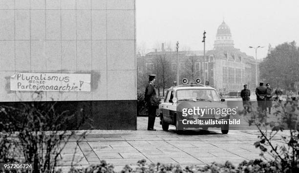 Die Ruhe vor dem Sturm: Polizisten sichern am das Staatsratsgebäude am Marx-Engels-Platz in Berlin Mitte. An diesem Tag versammeln sich in der...