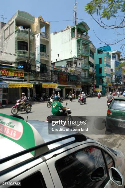 Blick auf schmale Häuser in der Altstadt von Hanoi, der Hauptstadt der Sozialistischen Republik Vietnam, aufgenommen im Oktober 2008. Die Haussteuer...