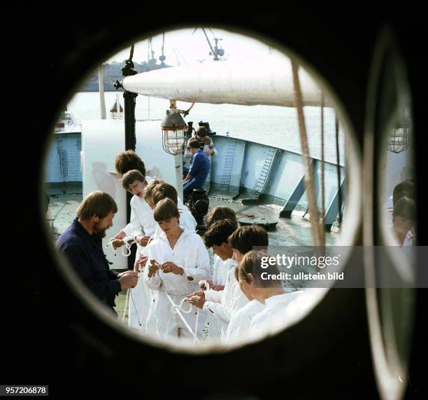 Keinen indischen Seiltrick, sondern echte Seemannsknoten zeigt Kapitän Manfred Wiesner den Jungen Matrosen auf dem Achterdeck des Pionierschiffes...