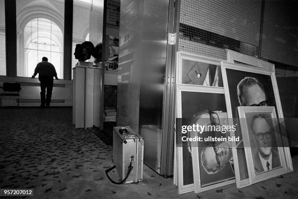 Wendezeit in Berlin - Bilder des einstigen DDR-Staats- und Parteichefs Erich Honecker stehen im Berliner Abgeordnetehaus, undatiertes Foto vom April...