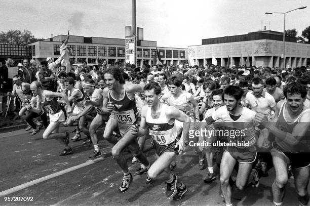 Läufer aus allen Landesteilen der DDR beteiligen sich am 4. Elbe-Friedenslauf am 8.5.1988 in Dresden, hier die Läufer kurz nach dem Startschuß. Der...