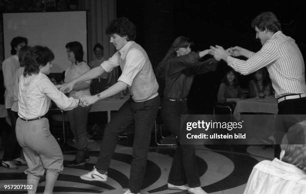 Jugendliche tanzen auf der Tanzfläche in der Diskothek im Palast der Republik in Berlin , aufgenommen 1984. Die Disco im Palast der Republik war eine...