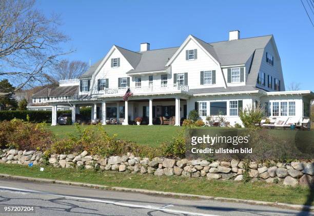 Ein typisches Anwesen mit weißer Fassade in Chatham auf der Halbinsel Cape Cod . Auch im Herbst ist Halbinsel Cape Cod beliebtes Reiseziel in USA....
