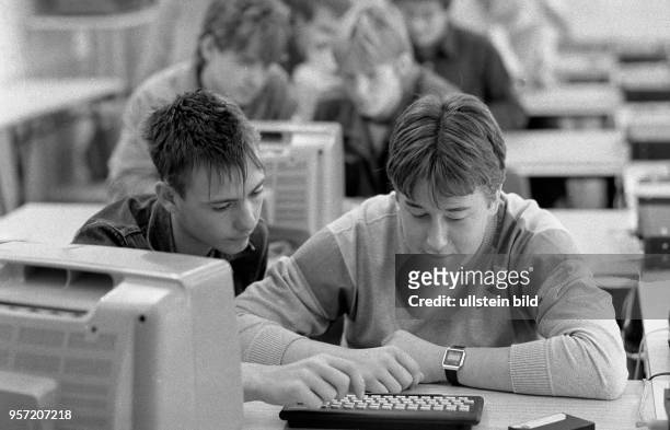 Berufsschüler werden in einem Computerkabinett in Eisleben unterrichtet, aufgenommen 1986.
