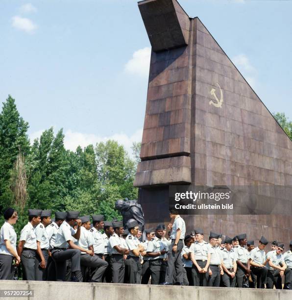 Amerikanische Armeeangehörige bei einem Besuch des sowjetischen Ehrenmals im Treptower Park, welches in Erinnerung an die im Zweiten Weltkrieg...