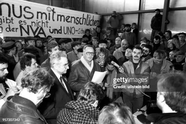 Rostock / DDR Wendezeit / / Geheimes Waffenversand-Unternehmen IMES GmbH entdeckt / Als geheimes Waffenversand-Unternehmen entlarvten Einwohner vor...