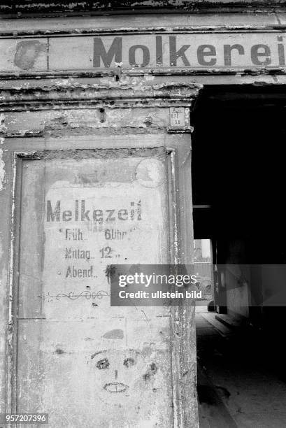 - Über einer alten Eingangstür eines Haues in der Behringstraße im Berliner Stadtteil Baumschulenweg weisst eine alte Schrift auf eine ehemalige...