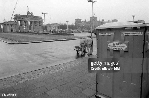 Die Ruhe vor dem Sturm: Der Grenzübergang am Brandenburger Tor in Berlin wird am geöffnet und schon bald werden die Massen herbeiströmen. Nach vielen...