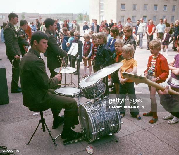 Eine Band der Gruppe der Sowjetischen Streitkräfte in Deutschland spielt am Rande eines Festes in einem Neubaugebiet in Schwedt, undatiertes Foto aus...