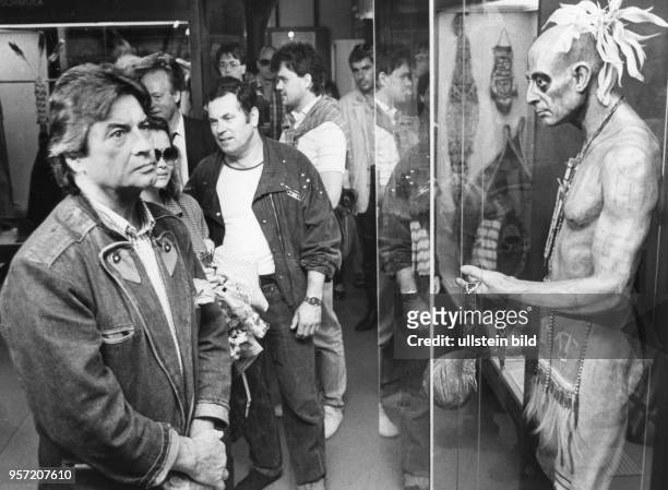 Der Schauspieler Pierre Brice bewundert mit seiner Ehefrau Hella im Juli 1988 die Ausstellungsstücke im Karl-May-Museum im sächsischen Radebeul. Vor...
