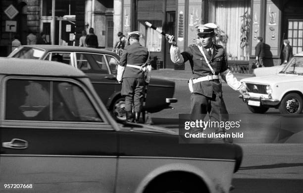 An der Straßenkreuzung am Thälmannplatz in Cottbus regeln Verkehrspolizisten den Verkehr per Hand, aufgenommen im Jahr 1978. Wegen ihrer weißen...