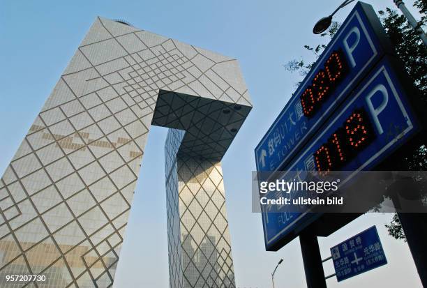 Oktober 2009 / China - Peking / Moderne Architektur bei Neubauten in Peking, hier das neue Fernsehgebäude am Ostbogen vom 3.Ring. , rechts eine...