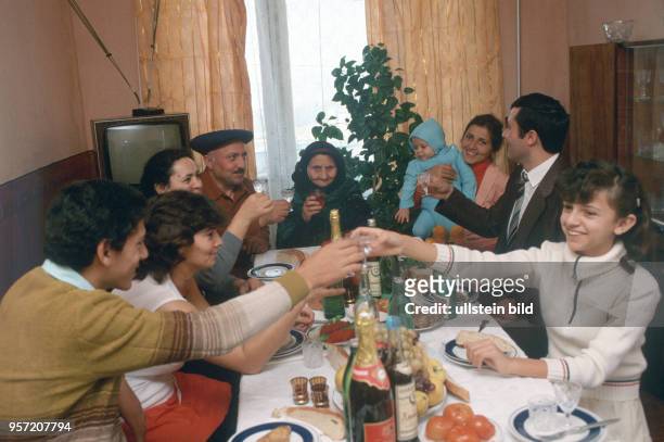 Eine Familie mit mehreren Generationen bei einer privaten Feier in ihrem zu Hause in Baku, undatiertes Foto von 1984.