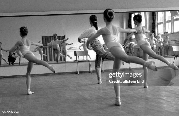 Schülerinnen der Palucca Schule Dresden üben mit ihrer Tanzlehrerin Ballettposen, aufgenommen 1989. Die Tanzschule wurde 1925 von der deutschen...