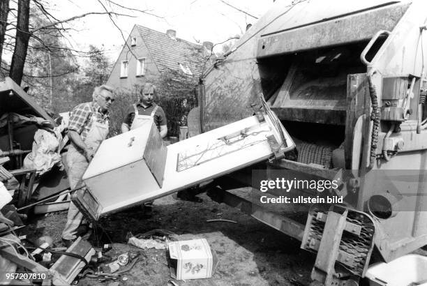 Die Haushalte in Ostdeutschland begannen nach der Wende mit der großen Entsorgung, wie hier Anfang der 1990er Jahre auf der Krügerstraße in...