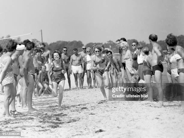 Strandwettkampf von Urlaubern Anfang der 70er-Jahre bei Altenkirchen auf der Insel Rügen. Viele Betriebe der DDR unterhielten an der Ostsee...