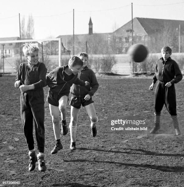 Nachwuchsarbeit beim DDR-Fußball-Oberligisten FC Hansa Rostock: Junge Hansa-Fußballer im Kopfballtraining im April 1969 am heimischen Ostseestadion....