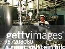 Käserei Seelow GmbH in Brandenburg: Arbeiter an der Milchzentrifuge, in der der Milch das Fett entzogen wird. - .1997