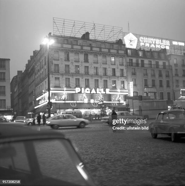 Das Restaurant Pigalle am gleichnamigen Platz im Stadtteil Montmartre in Paris, aufgenommen im November 1970. Rechts eine Reklame für Chrysler-Autos....