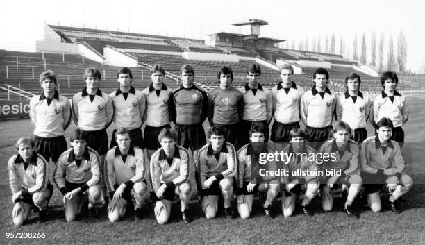 Fußballoberligist SG Dynamo Dresden präsentiert sich am im heimischen Dynamo-Stadion für ein Mannschaftsfoto - drei Tage vor dem 31. DDR-Pokalfinale,...