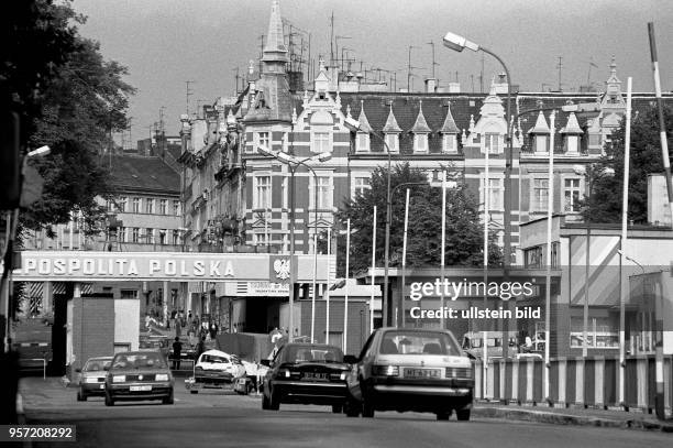 Blick über die Neiße-Brücke auf die polnische Grenzstation, aufgenommen nach dem 3. Oktober 1990 in Görlitz. Die geteilte Stadt mit der einen Hälfte...