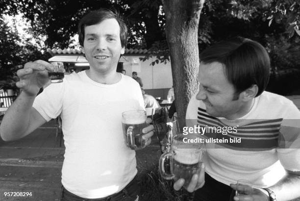 Zwei Männer trinken bei einem Betriebsfest des Betriebsteils Bohrmaschine im Mansfeldkombinat in Eisleben Bier und Hochprozentigen, aufgenommen im...