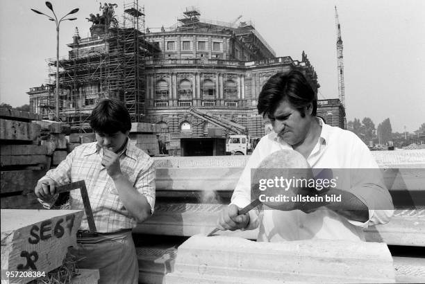 Mehr als 30 Jahre nach der Zerstörung der Dresdner Semperoper im Zweiten Weltkrieg wird am 24.6.1977 in einem Festakt die Grundsteinlegung zum...