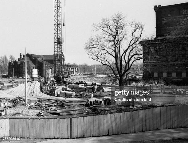 Mehr als 30 Jahre nach der Zerstörung der Dresdner Semperoper im Zweiten Weltkrieg wird am 24.6.1977 in einem Festakt die Grundsteinlegung zum...