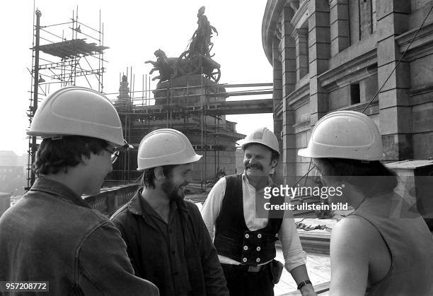 Mehr als 30 Jahre nach der Zerstörung der Dresdner Semperoper im Zweiten Weltkrieg wird am 24.6.1977 in einem Festakt die Grundsteinlegung zum...