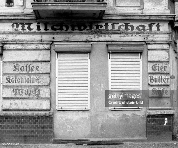 "Milchwirtschaft" steht in großen Buchstaben über einem kleinen verschlossenen Ladengeschäft in der Rykestraße in Berlin, Prenzlauer Berg,...
