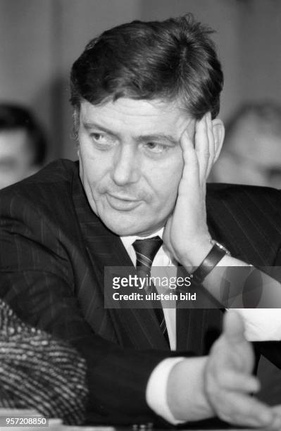 Am 23.1.1990 findet das fünfte und letzte Rathausgespräch mit der oppositionellen Gruppe der 20 statt. Oberbürgermeister Wolfgang Berghofer, der im...