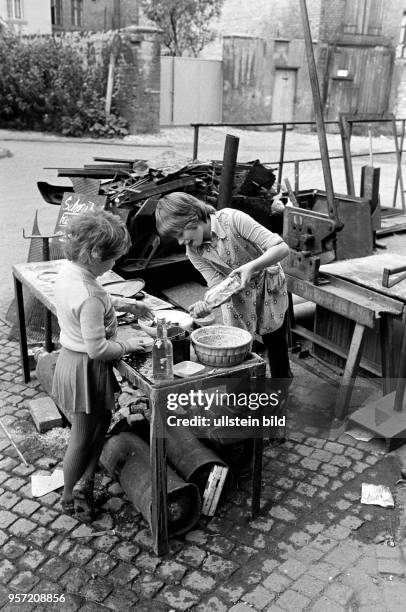 Spielende Kinder lassen sich auch von der tristen Umgebung den Spaß nehmen, aufgenommen im Juni 1983 in Hettstedt . Die Kinder bereiten gerade ein...