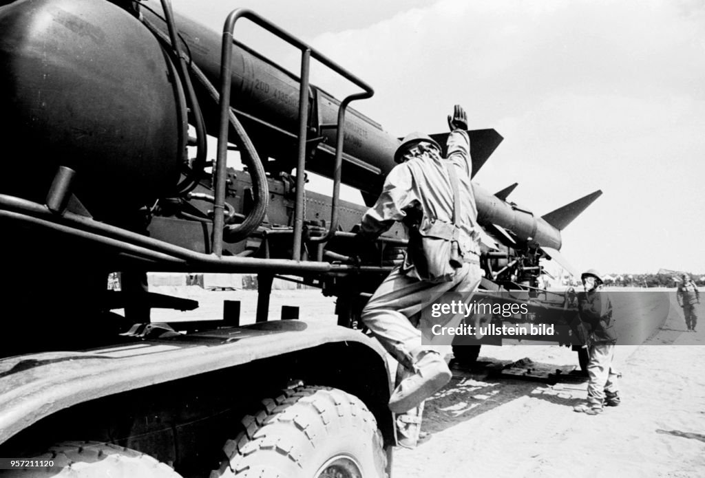Soldaten der NVA im Feldlager für FLA-Raketen, aufgenommen 1979. News ...