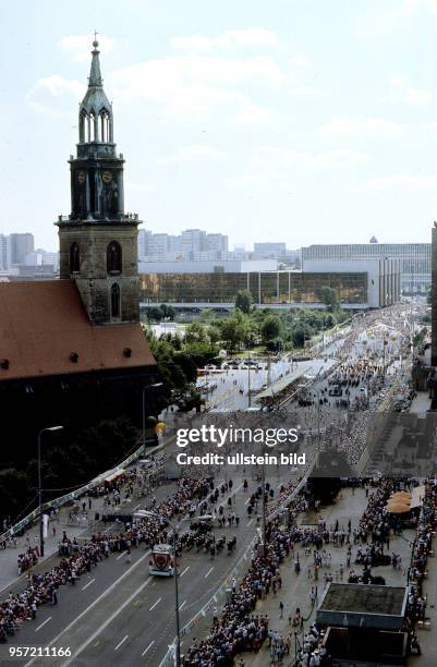 Rund 700.000 Ost-Berliner verfolgen am an der Karl-Liebknecht-Straße den Umzug zum 750-jährigen Jubiläum der Stadt Berlin. Rund 40.000 Mitwirkende...