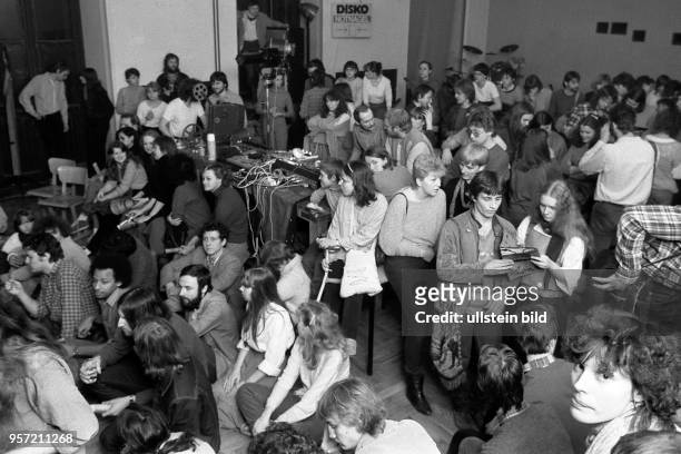 Im Mai 1985 findet in der Scheune in der Dresdner Neustadt, einem der beliebtesten Jugenklubs der Stadt, eine Filmvorführung statt. Danach wurde...