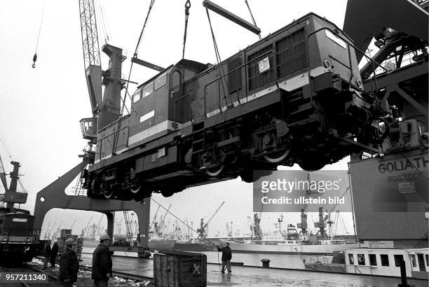Spielend leicht hebt Schwimmkran "Goliath" diese Lokomotive aus ihren Gleisen, damit sie eine Seereise nach China antreten kann, aufgenommen 1985 im...