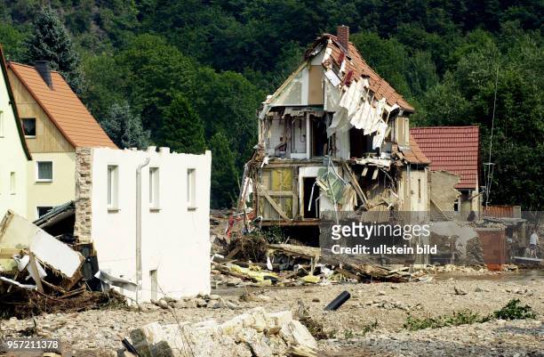 Vom Hochwasser zerstörte Häuser in Weesenstein im Müglitztal. Zehn Gebäude wurden am 11. August 2002 völlig zerstört, viele weitere schwer beschädigt.