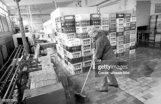 Dieser Königs Wusterhausener Milchverarbeitungsbetrieb kämpft in der Wendezeit um sein Überleben - HO und Konsum wollen die Produkte " aus dem Osten...