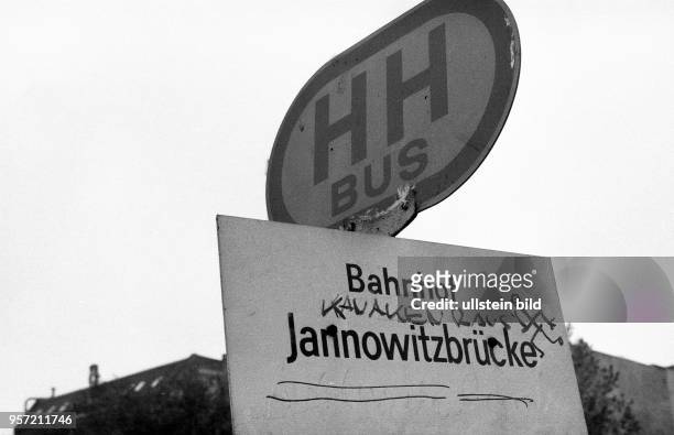 Ausländerfeindliche, rechtsradikale Schmierereien an einer Bushaltestelle in Ostberlin , aufgenommen im September 1990.