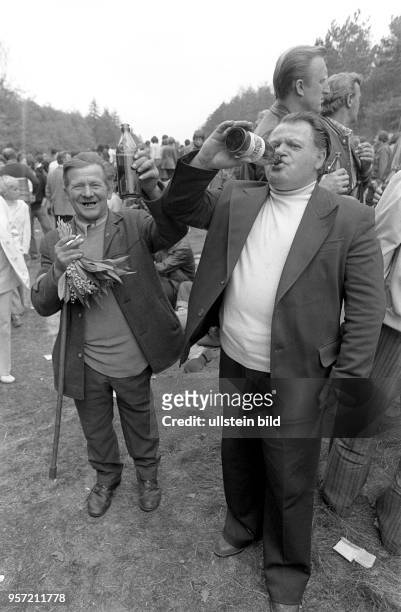 Alkohol darf beim "Dreckschweinfest" am in Hergisdorf nahe Eisleben im Mansfelder Land nicht fehlen - wie diese rüstigen Herren wissen. Das...