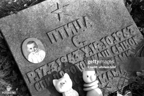 Blick auf den Grabstein eines sowjetischen Kindes auf einem Friedhof in der Albertstadt an der Kurt-Fischer-Allee in Dresden, aufgenommen in den 80er...