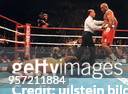 Sportler, Boxen, Profi USA Schwergewichts - WM - Kampf gegen Titelverteidiger Michael Moorer in Las Vegas: - mit einem 'lucky punch' in der 10. Runde...