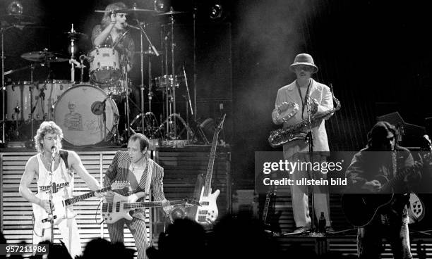 Der bundesdeutsche Rocksänger Peter Maffay gibt im Jahr 1987 in der Ostberliner Werner-Seelenbinder-Halle mit seiner Band ein gefeiertes Konzert. Der...