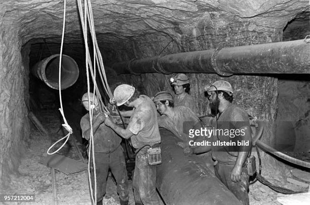 Bergmänner vom Bernard-Koenen-Schacht Niederröblingen verlegen unter Tage eine Rohrleitung, aufgenommen am . Von 1958 bis 1990 wurde hier...